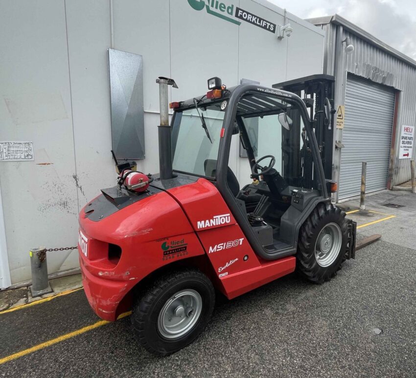 Manitou 3000kg diesel rough terrain forklift with 4700mm 3 stage mast & sideshift - Image 3