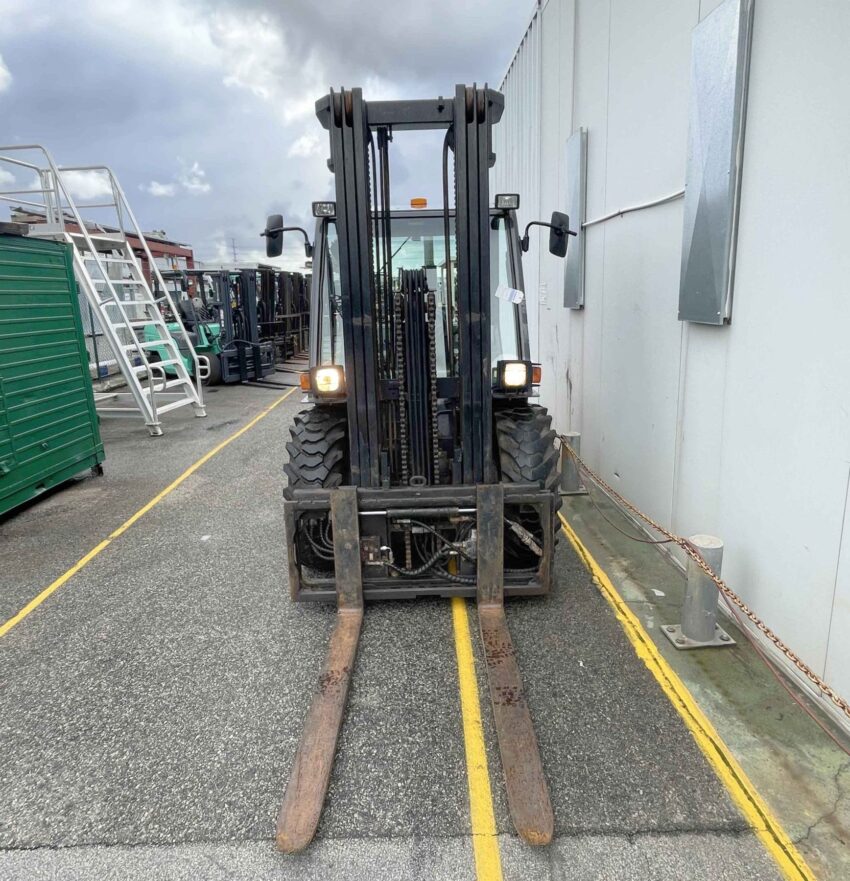 Manitou 3000kg diesel rough terrain forklift with 4700mm 3 stage mast & sideshift - Image 9