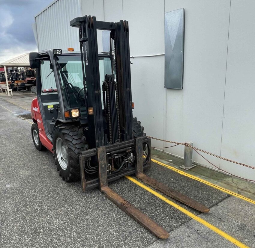 Manitou 3000kg diesel rough terrain forklift with 4700mm 3 stage mast & sideshift - Image 10