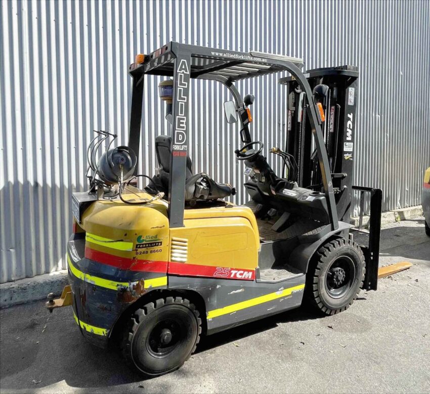 TCM 2500kg LPG forklift with 4800mm 3 stage mast & sideshift - Image 5