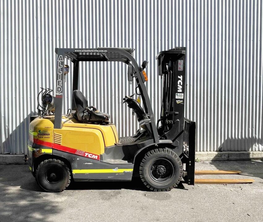 TCM 2500kg LPG forklift with 4800mm 3 stage mast & sideshift