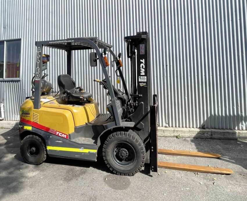 TCM 2500kg LPG forklift with 4800mm 3 stage mast & sideshift - Image 3