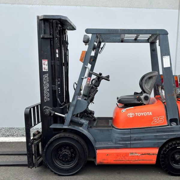 Toyota 2500kg LPG forklift with 4700mm mast