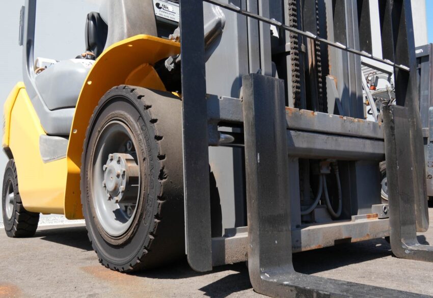 Komatsu 2500kg LPG forklift with container mast and sideshift - Image 5