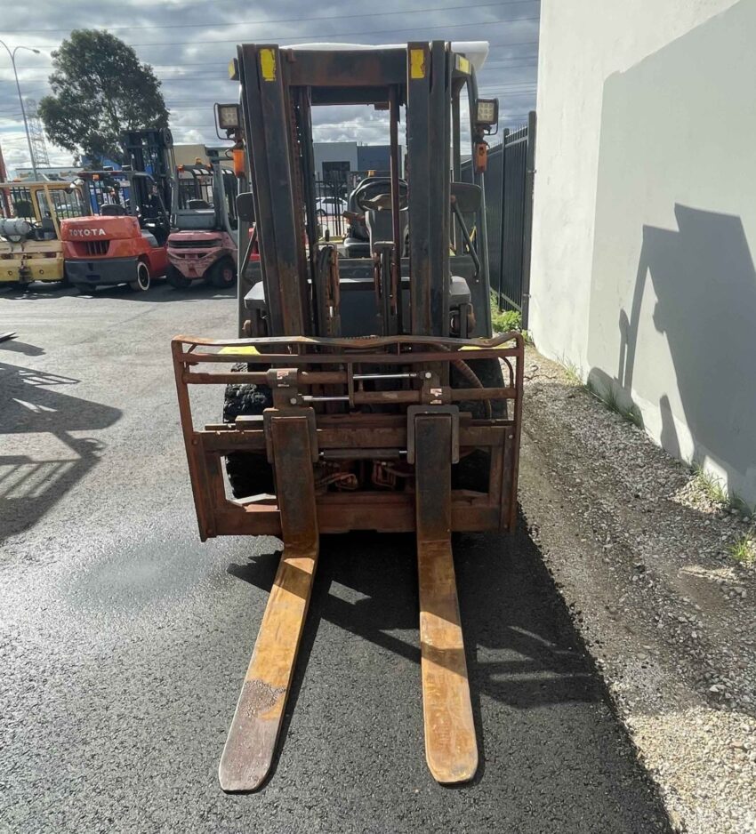 Clark 5000kg capacity diesel forklift with 3 stage mast, sideshift, fork positioner, & fire extinguisher - Image 5