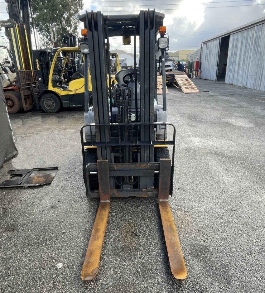 Komatsu 1800kg LPG forklift with 4300mm 3-stage mast & sideshift - Image 2