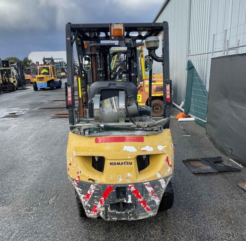 Komatsu 1800kg LPG forklift with 4300mm 3-stage mast & sideshift - Image 3