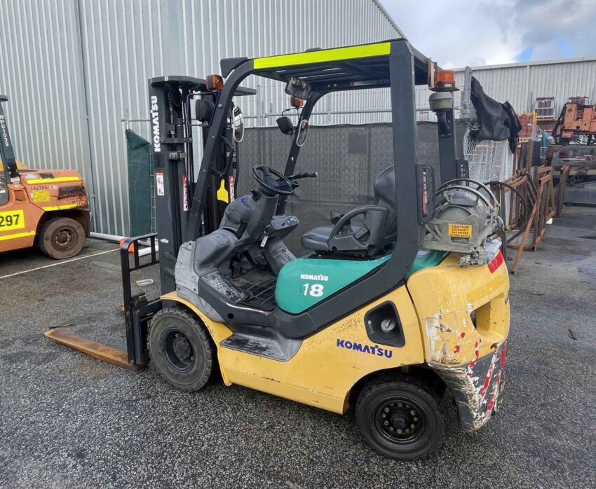 Komatsu 1800kg LPG forklift with 4300mm 3-stage mast & sideshift - Image 4