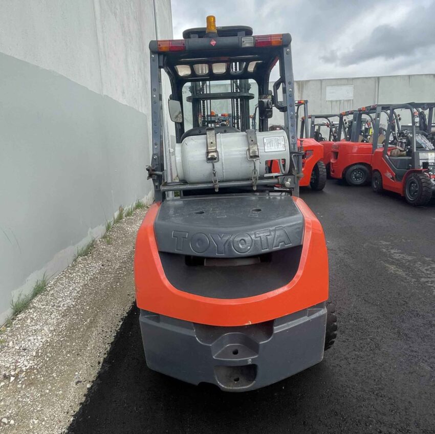 Toyota 3500kg LPG forklift with 4000mm 2 stage mast, fork positioner, & sideshift - Image 4