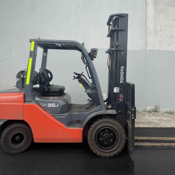 Toyota 3500kg LPG forklift with 4000mm 2 stage mast, fork positioner, & sideshift