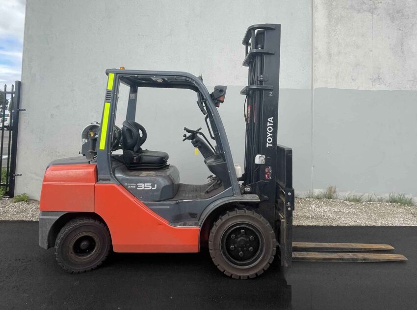 Toyota 3500kg LPG forklift with 4000mm 2 stage mast, fork positioner, & sideshift