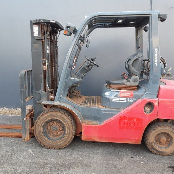 Toyota 2500kg LPG forklift with 4300mm three stage mast and sideshift