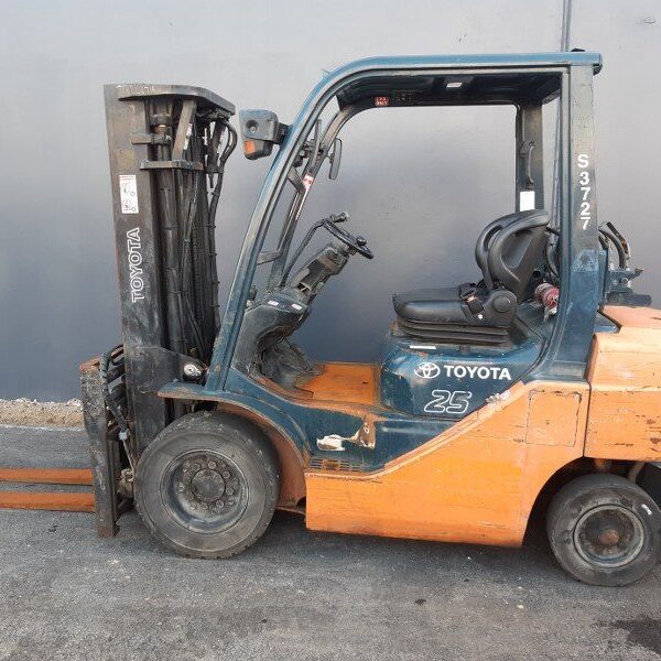Toyota 2500kg LPG forklift with 4300mm three stage mast, fork positioner and sideshift