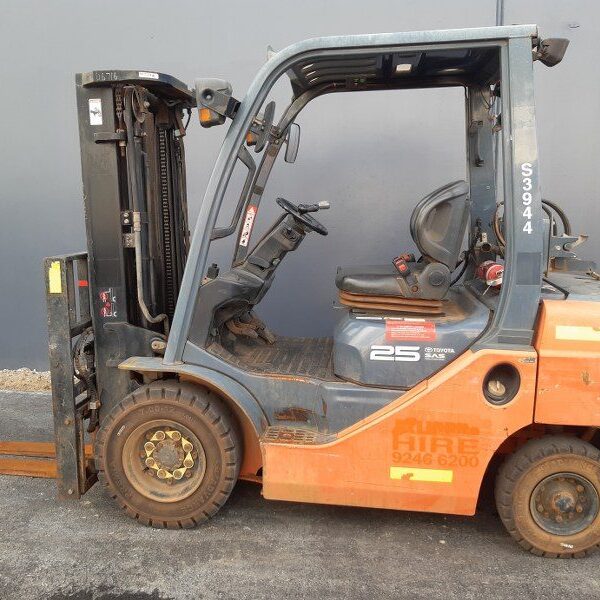 Toyota 2500kg LPG forklift with 4300mm three stage mast, fork positioner and sideshift