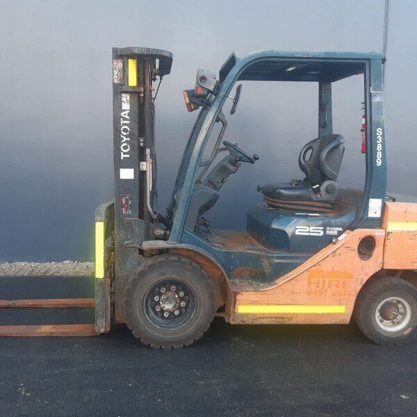 Toyota 2500kg diesel forklift with 4500mm 3 stage mast and sideshift