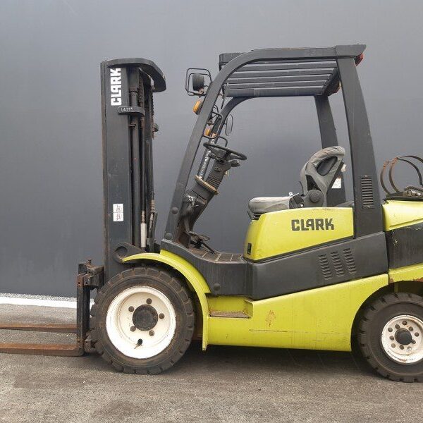 Clark 3000kg capacity LPG forklift with 3 stage mast and sideshift