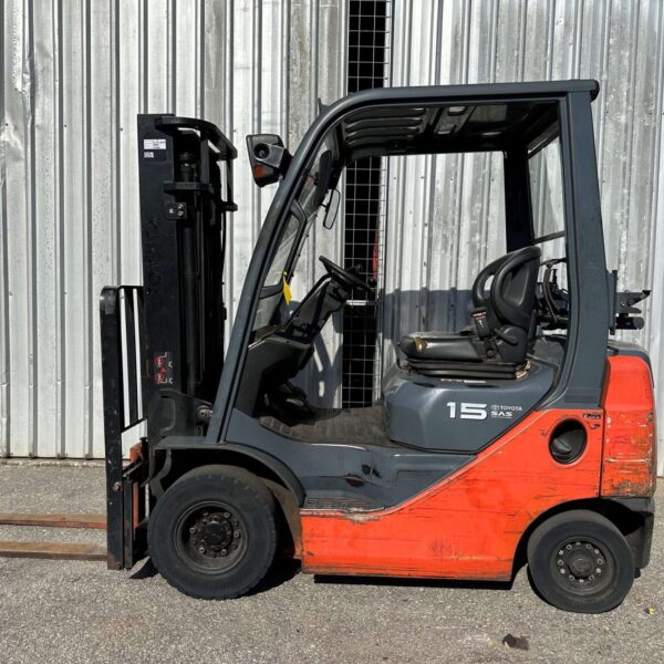 Toyota 1500kg LPG forklift with 2 stage mast and Sideshift