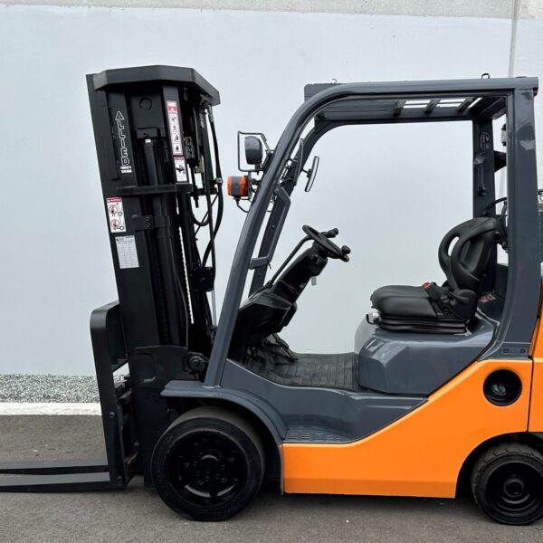 Toyota 8FGC32 3200kg cushion tyred LPG forklift with 6135mm four stage mast