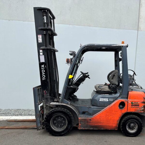 Toyota 2500kg LPG forklift with 4500mm two stage mast