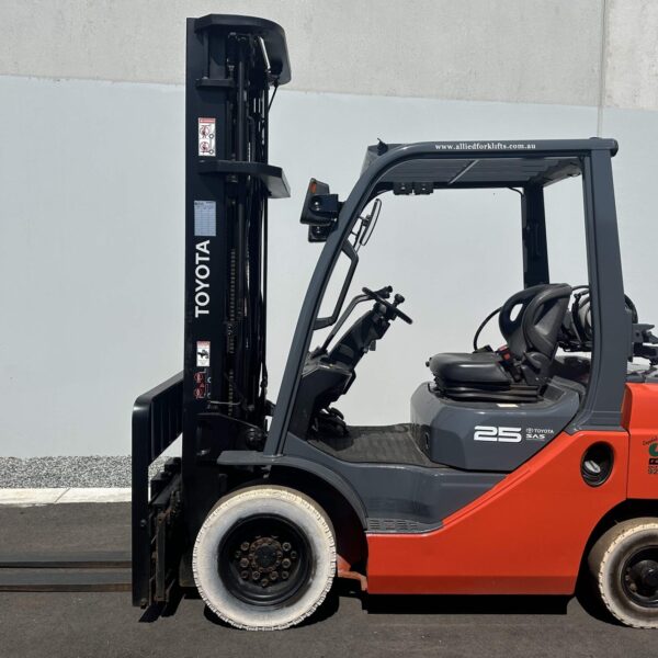 Toyota 2500kg LPG Forklift with 6000mm Mast