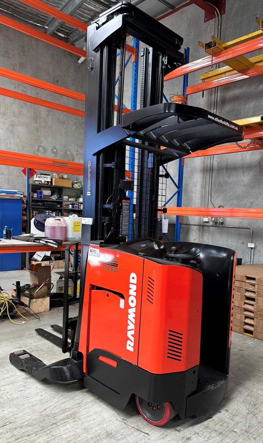 Raymond 1600kg battery electric reach truck with 7645mm mast - Image 2