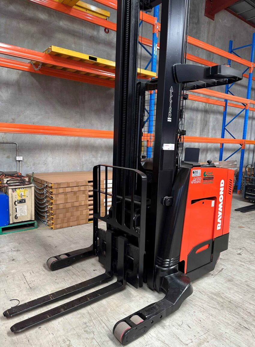 Raymond 1600kg battery electric reach truck with 7645mm mast - Image 3