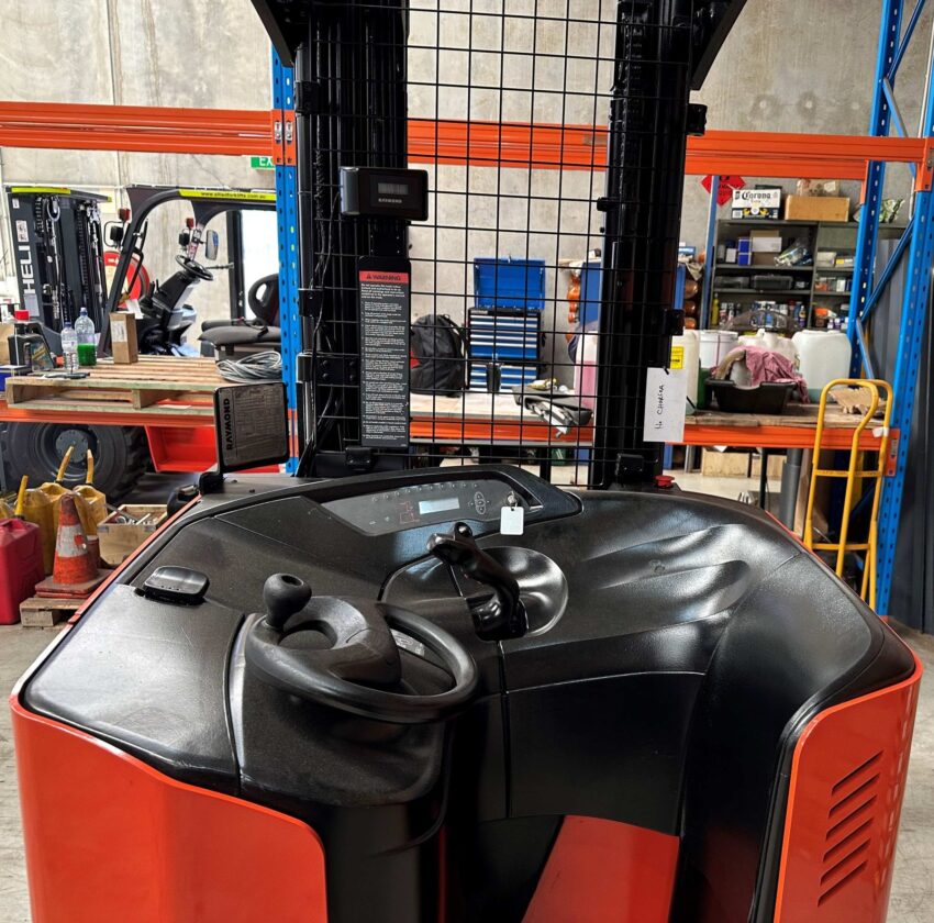Raymond 1600kg battery electric reach truck with 7645mm mast - Image 4