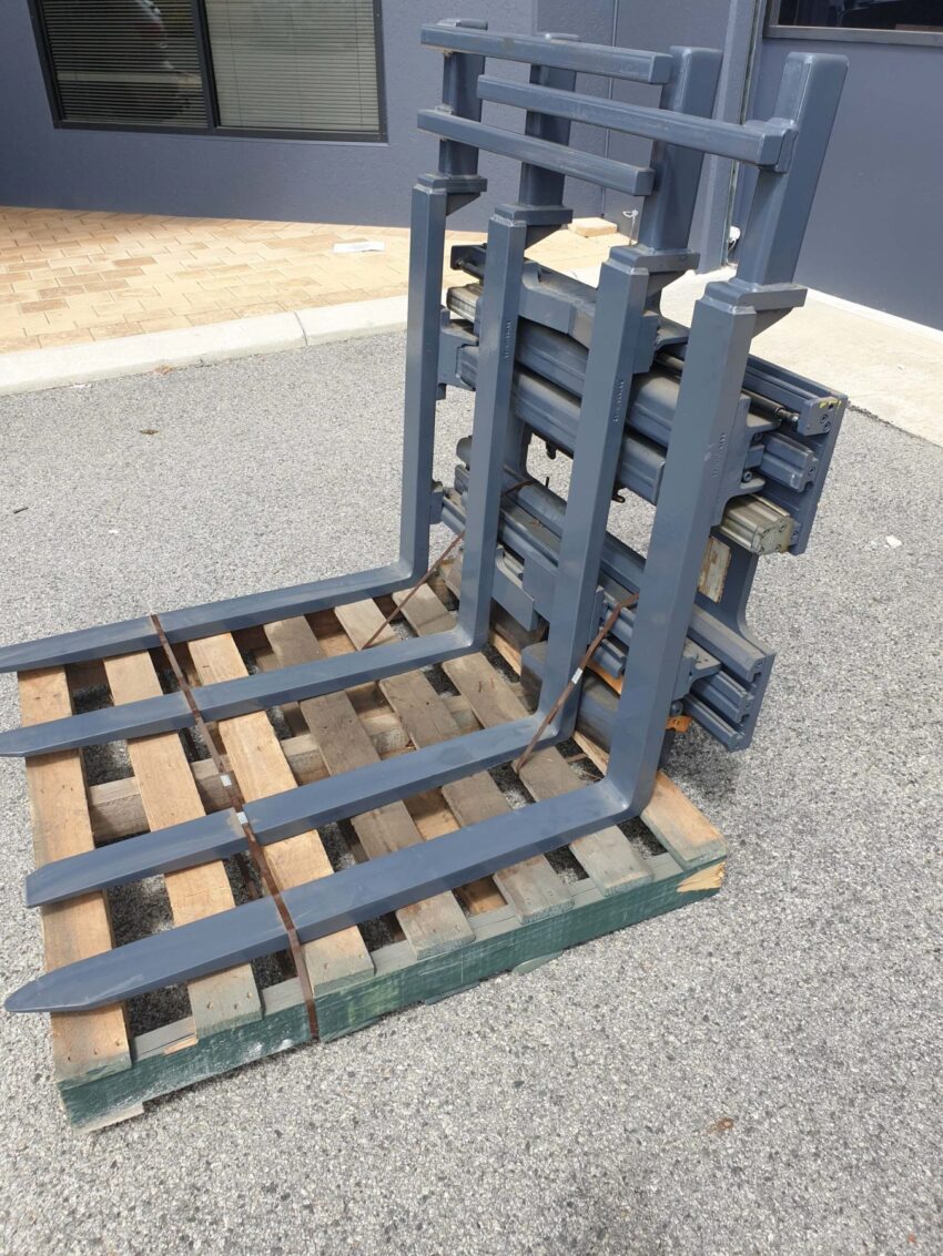 Cascade twin pallet handler