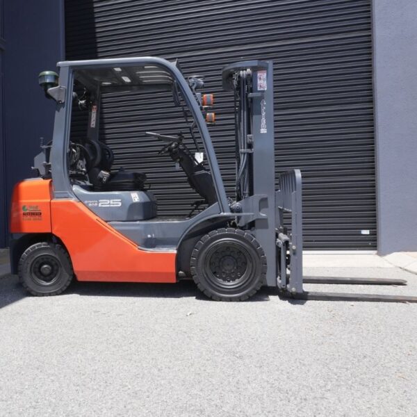 Toyota 2500kg Solid tyred LPG forklift with 4300mm 3 stage mast