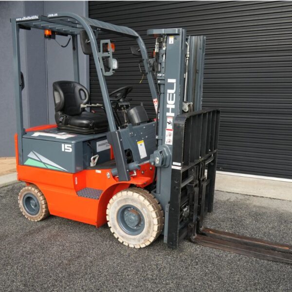 Heli 1500kg battery electric forklift. Late model, low hours