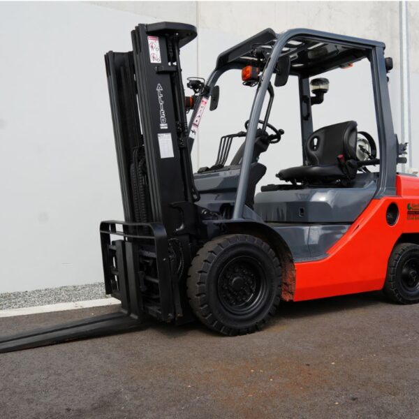 Toyota 2500kg Solid tyred LPG forklift with 4300mm 3 stage mast