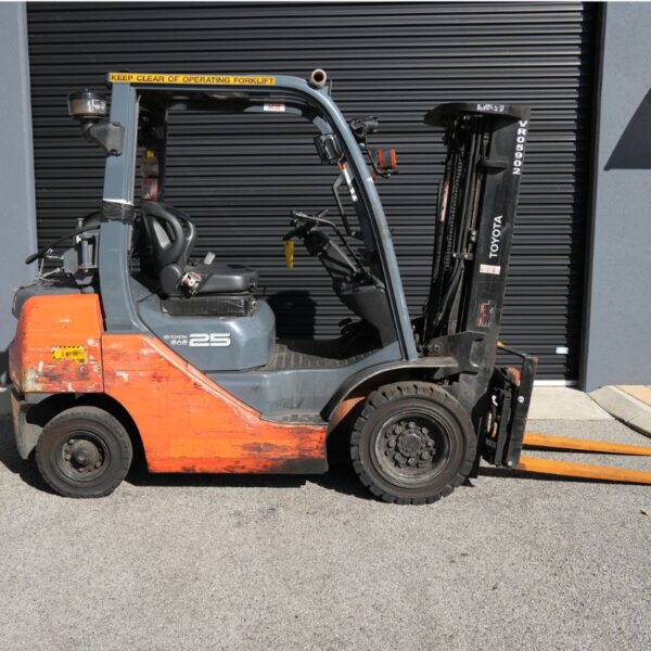 Toyota 2500kg Solid tyred LPG forklift with 4300mm 3 stage mast