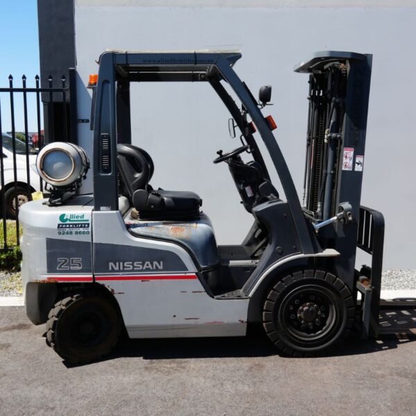 Nissan 2500kg LPG Forklift with 4750mm 3 Stage Mast