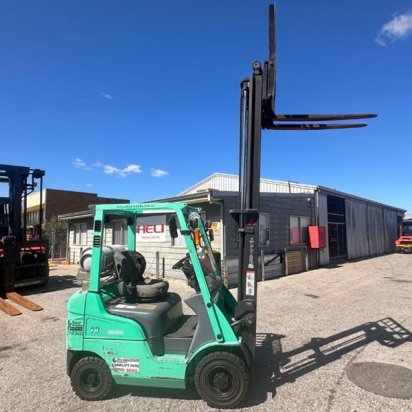 Mitsubishi 1800kg LPG Forklift with 3000mm mast and sideshift
