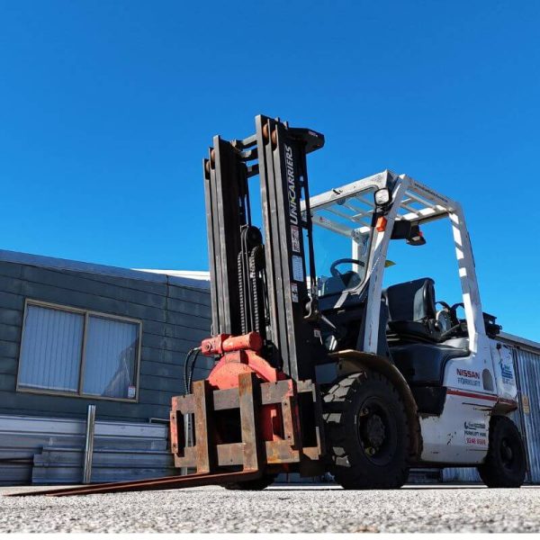Nissan 2500Kg with Rotator